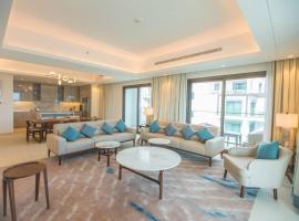 Luxurious 5 Bedroom Apartment - Full Ocean view，位于艾阿卡的带泳池的酒店