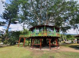 Room in Lodge - Tree House Finca La Floresta Verde，位于Risaralda的度假短租房