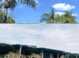 BEST WESTERN CROSSROADS INN, 2343 FREEPORT RD, DEFUNIAK SPRINGS, FL, 32435-0852，位于西棕榈滩的酒店