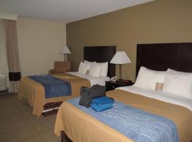 COMFORT INN & SUITES, 400 E INTERNATIONAL SPDWY BLVD, DELAND, FL, 32724-2428，位于代托纳海滩的酒店