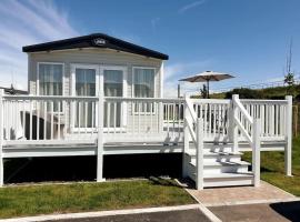 The Sea Breeze - 8 Berth Premium Caravan in Camber Sands，位于坎伯利的酒店