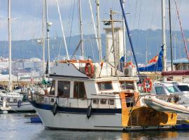 Barco 12 mts centro Cangas，位于坎加斯德穆拉索的酒店