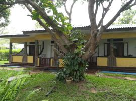 Budget Rooms with the pool at The Hideout Sigiriya，位于Bellanoya的露营地