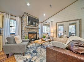 Chic Broken Bow Escape with Hot Tub and Fire Pit!，位于斯蒂芬斯穴窟的酒店