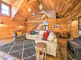 Rangeley Retreat Cabin-Style Home Lake Access，位于兰奇利的酒店