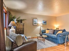 Serene Kenai Condo Less Than 4 Mi to Kenai Beach!，位于基奈的酒店