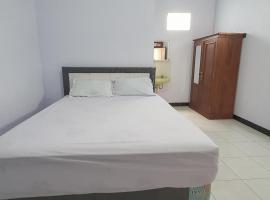Angrumba Family Homestay near RSUD Caruban Mitra RedDoorz，位于Mejayan的酒店