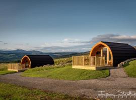 Beinn A Ghlo Luxury Glamping Pod with Hot Tub & Pet Friendly at Pitilie Pods，位于阿伯费尔迪的酒店