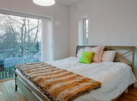 townhouse on Arlanda Stockholm metro line - easy checkin，位于Sollentuna的别墅