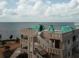 The Royale Beachfront Resort at Cerros Sands，位于贝尔莫潘的酒店