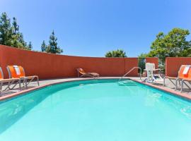 HOLIDAY INN EXPRESS & SUITES, 2460 MARITIME DR, ELK GROVE, CA, 95758-3623，位于埃尔克格罗夫的酒店