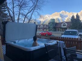 Mountain View Escape with Private Hot Tub & Patio，位于坎莫尔的酒店