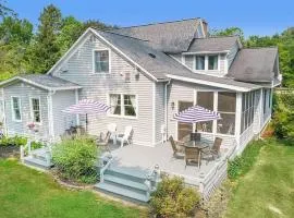 Newly Renovated Cottage 5 mins from Beach!