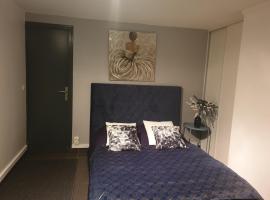 Room in Guest room - Quiet independent room，位于圣莫代福塞的乡村别墅