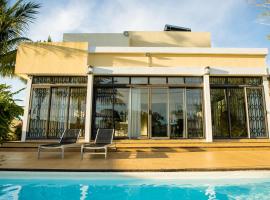 Villa Angelou - Sunlit Beach Getaway with Pool and WIFI，位于贝尔马尔的海滩短租房