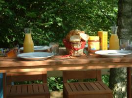 Gezellige Chalet met groot zonneterras in Domaine du Bonsoy - vernieuwd in 2024，位于布莱蒙的酒店