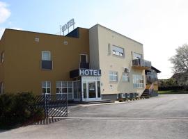 Hotel Tina，位于萨莫博尔的酒店