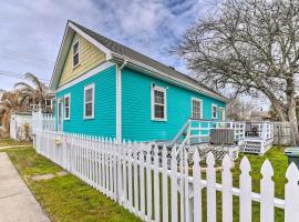 Galveston ‘Blue Bungalow’ - Walk to Beach!，位于加尔维斯敦Big Reef Nature Park附近的酒店