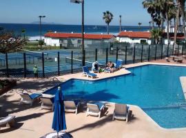 Great Beach Swiming Pools Tennis Courts Condo in La Paloma Rosarito Beach，位于罗萨里托罗萨里托海滩附近的酒店