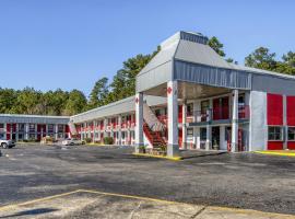 OYO Hotel Pineville LA Hwy 165，位于Pineville的带停车场的酒店