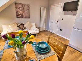 Modern & Cosy apartment in the heart of the historic old town of Aberdeen, free WiFi, free parking，位于阿伯丁国王连接高尔夫球场附近的酒店