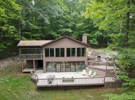 Dogwood Knoll - Wifi, Pool Access, Deck, Fireplace, Deck, Family Friendly, Hiking, Games, Screen Porch, King Bed，位于伯克利斯普林斯的酒店