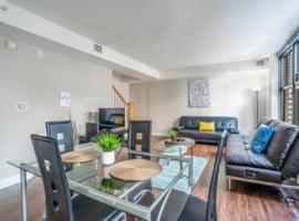 Waterfront Baltimore 2BR Furnished Apartment apts，位于巴尔的摩的酒店