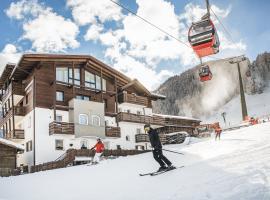 Garni Hotel Miara - Your Dolomites Home，位于塞尔瓦迪加尔代纳山谷可米奇二号滑雪缆车附近的酒店