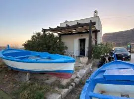 Il Cubo, monovano col mare su tre fronti.