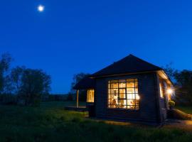 The Pump House, impressive style, in a meadow, by a bubbling brook, unique，位于斯托克拜奈兰德的酒店