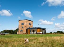 The Hexagon, wow what a location, views over the Essex marshes and sea，位于西默西的度假屋