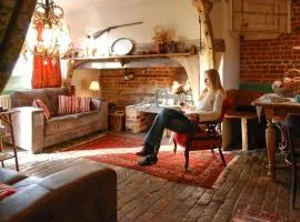 Orchard Cottage cosy rustic comfort just across the fields to a great Pub