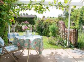 Romney, a cosy Victorian cottage in a picturesque Suffolk village，位于Cavendish的度假屋