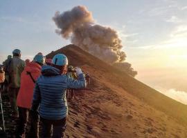 Stromboli Trekking Accommodation - Room and Excursion for 2 included，位于斯特龙博利的酒店