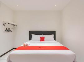 RedDoorz Plus @ Pakuan Residence Tajur，位于茂物的酒店