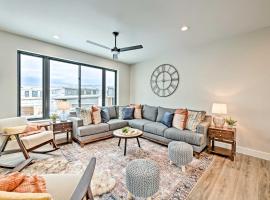 Newly-Built Lakeside Gem with Community Perks!，位于Huntsville的酒店
