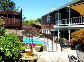 GUNN HOUSE HOTEL, 286 S WASHINGTON ST, SONORA, CA, 95370，位于索诺拉的酒店