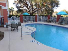 COMFORT SUITES, 1202 AVENIDA CENTRAL, LADY LAKE, FL, 32159-5702，位于圣母湖的酒店
