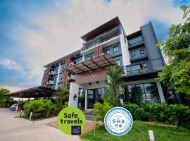 The Living Hotel SamutPrakan，位于邦波的酒店