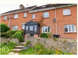 Charming 3-Bed Cottage in Swanage，位于斯沃尼奇Putlake Adventure Farm附近的酒店