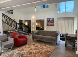 AlanVal Suites，位于阿克拉阿布里植物园附近的酒店
