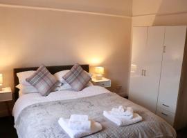 Entire Family Vacation Home . WiFi . FREE Parking，位于Beeston的酒店