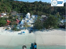 PP Blue Sky Resort-SHA Plus，位于皮皮岛阿婆湾附近的酒店