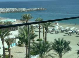 luxury sea view Address Hotel apartment Fujairah，位于富查伊拉的带按摩浴缸的酒店