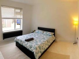 Double Bedroom, Kings Lynn, New Renovated Bathroom，位于金斯林的酒店