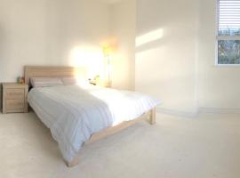 Kings Lynn Double Bedroom 1 New Renovated Bathroom，位于金斯林的旅馆