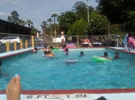 TRAVELODGE, 15920 NW US HIGHWAY 441, ALACHUA, FL, 32615-4890，位于阿拉楚阿的酒店