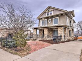 Unique Kansas City Apartment about 3 Mi to Downtown!，位于堪萨斯城的酒店