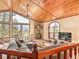 Woodland Park Hideaway with Mtn Views and Hot Tub，位于伍德兰帕克的酒店