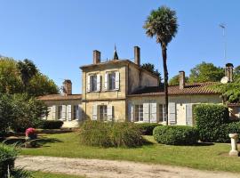 Semi-detached house on a vineyard, Talais，位于Talais的酒店